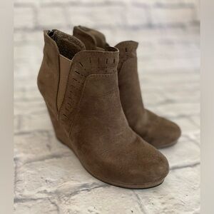 Daisy Fuentes Wedge Zip Ankle Boot Zip Back Tan Suede Size 7.5